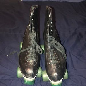 Plain black roller skates. Only used a few times size 6